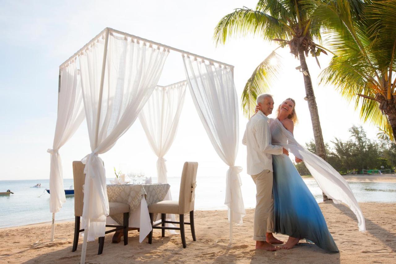 Heritage Le Telfair Golf & Wellness Resort Bel Ombre Exterior photo A couple at Sandals Halcyon Beach